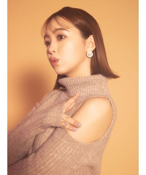 CALNAMUR（カルナムール）の「オープンショルダーニットワンピース（ワンピース・レディース・ベージュ/グレー・FREE）」の10枚目の写真