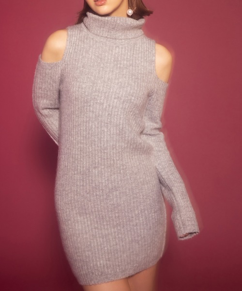 CALNAMUR（カルナムール）の「オープンショルダーニットワンピース（ワンピース・レディース・ベージュ/グレー・FREE）」の2枚目の写真