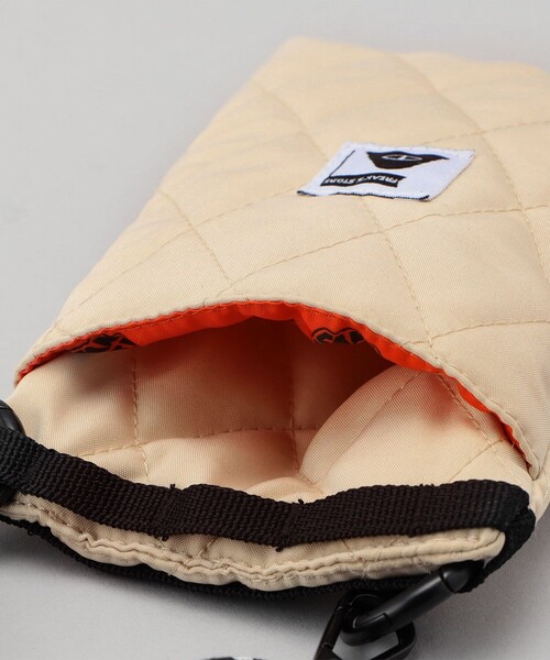 POLeR（ポーラー）の「POLeR × FREAK'S STORE/ポーラー × フリークスストア 別注 PUTTED PHONE BAG / パデット フォーンバッグ（ショルダーバッグ・メンズ・ベージュ/ブラック・ONE SIZE）」の8枚目の写真