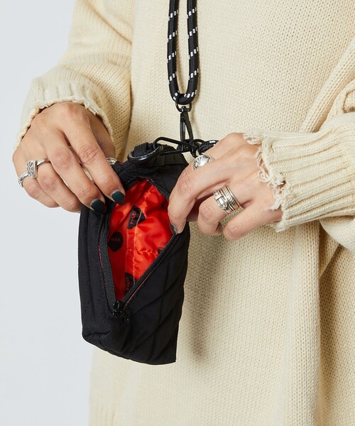 POLeR（ポーラー）の「POLeR × FREAK'S STORE/ポーラー × フリークスストア 別注 PUTTED PHONE BAG / パデット フォーンバッグ（ショルダーバッグ・メンズ・ベージュ/ブラック・ONE SIZE）」の10枚目の写真