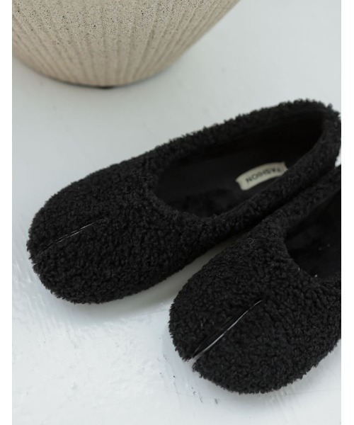 Re:EDIT(リエディ)の「ボア足袋フラットシューズ(パンプス・レディース・ブラック/ホワイト・LARGE/SMALL/MEDIUM)」の4枚目の写真