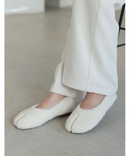 Re:EDIT(リエディ)の「ボア足袋フラットシューズ(パンプス・レディース・ブラック/ホワイト・LARGE/SMALL/MEDIUM)」の8枚目の写真