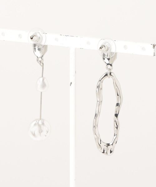 LYEON（リヨン）の「アシンメトリーメタルパールピアス（ピアス（両耳用）・レディース・シルバー/ゴールド・FREE）」の6枚目の写真