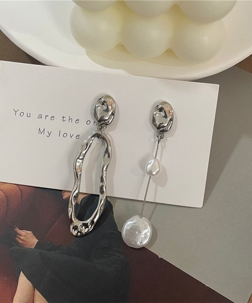 LYEON（リヨン）の「アシンメトリーメタルパールピアス（ピアス（両耳用）・レディース・シルバー/ゴールド・FREE）」の3枚目の写真