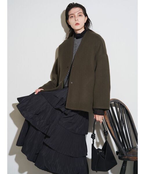 ELENDEEK(エレンディーク)の「フォルムショートウールコート(ノーカラーコート・レディース・ベージュ/ブルー/ブラック/カーキ・01/02)」の21枚目の写真