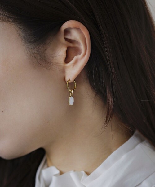 quaranciel(カランシエル)の「quaranciel: カラー ストーン フープ ピアス(ピアス(両耳用)・レディース・ホワイト/ピンク・ONE SIZE)」の1枚目の写真