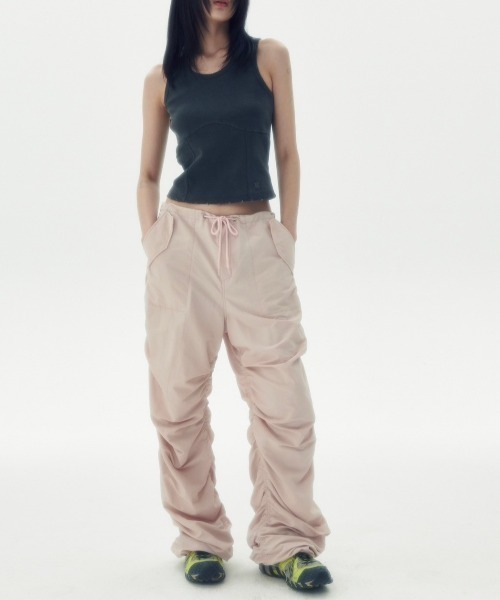 runningHIGH(ランニングハイ)の「【runningHIGH】SHIRRING NYLON PARACHUTE PANTS(カーゴパンツ・メンズ・ピンク・ONE SIZE)」の2枚目の写真