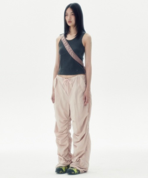 runningHIGH(ランニングハイ)の「【runningHIGH】SHIRRING NYLON PARACHUTE PANTS(カーゴパンツ・メンズ・ピンク・ONE SIZE)」の4枚目の写真