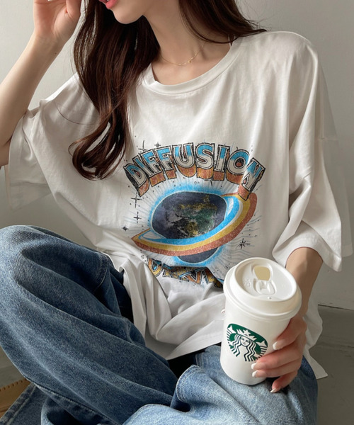 Ada.(エイダ)の「パウダー加工 EARTH ロゴ ビッグ Tシャツ(Tシャツ/カットソー・レディース・オフホワイト/ブラック・FREE)」の2枚目の写真