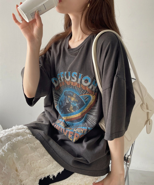 Ada.(エイダ)の「パウダー加工 EARTH ロゴ ビッグ Tシャツ(Tシャツ/カットソー・レディース・オフホワイト/ブラック・FREE)」の1枚目の写真