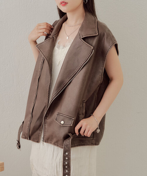 Chico（チコ）の「フェイクレザーライダースショートベスト（ベスト・レディース・ブラウン/ブラック/ベージュ・FREE）」の3枚目の写真