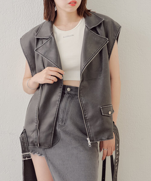 Chico（チコ）の「フェイクレザーライダースショートベスト（ベスト・レディース・ブラウン/ブラック/ベージュ・FREE）」の2枚目の写真