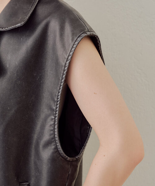 Chico（チコ）の「フェイクレザーライダースショートベスト（ベスト・レディース・ブラウン/ブラック/ベージュ・FREE）」の7枚目の写真