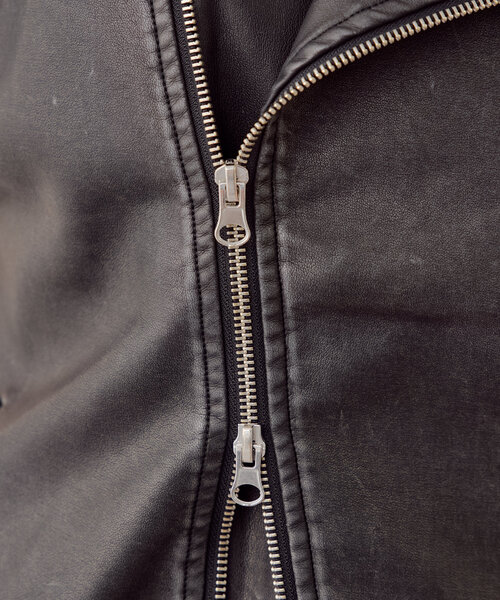 Chico（チコ）の「フェイクレザーライダースショートベスト（ベスト・レディース・ブラウン/ブラック/ベージュ・FREE）」の5枚目の写真