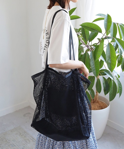 Crisp（クリスプ）の「【ZOZO限定】ビッグメッシュトートバッグ（トートバッグ・レディース・ブラック/アイボリー/ブルー・FREE）」の4枚目の写真