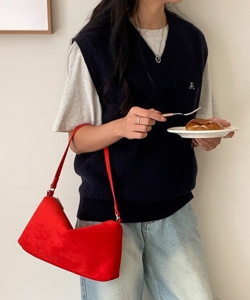 HEILIS（ヘイリス）の「【大人気！HIT ITEM！】ワンハンドルスエードショルダーバッグ / 秋服 春服 冬服 スウェード スクエア ハンドバッグ 韓国 ブラウン ブラック レッド 無地 シンプル カジュアル ファスナー ノームコア シティガール トレンド（ハンドバッグ・レディース・レッド/ブラウン/ブラック/ブルー・FREE）」の9枚目の写真