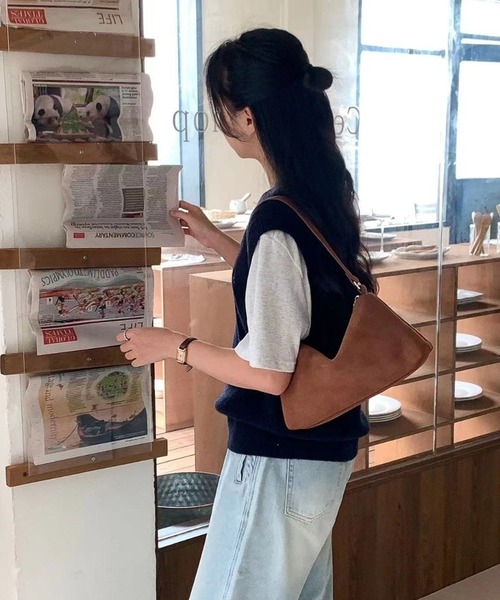 HEILIS（ヘイリス）の「【大人気！HIT ITEM！】ワンハンドルスエードショルダーバッグ / 秋服 春服 冬服 スウェード スクエア ハンドバッグ 韓国 ブラウン ブラック レッド 無地 シンプル カジュアル ファスナー ノームコア シティガール トレンド（ハンドバッグ・レディース・レッド/ブラウン/ブラック/ブルー・FREE）」の6枚目の写真