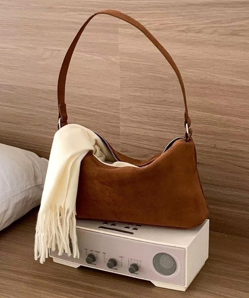 HEILIS（ヘイリス）の「【大人気！HIT ITEM！】ワンハンドルスエードショルダーバッグ / 秋服 春服 冬服 スウェード スクエア ハンドバッグ 韓国 ブラウン ブラック レッド 無地 シンプル カジュアル ファスナー ノームコア シティガール トレンド（ハンドバッグ・レディース・レッド/ブラウン/ブラック/ブルー・FREE）」の7枚目の写真