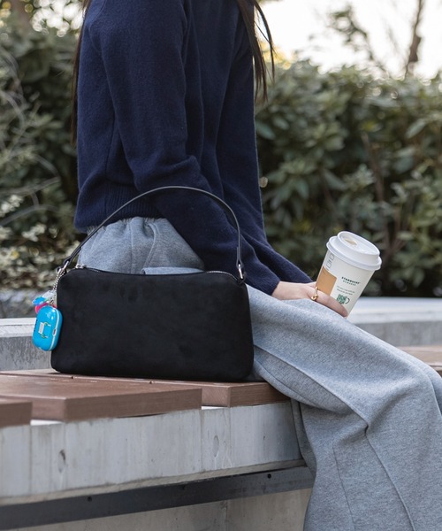 HEILIS（ヘイリス）の「【大人気！HIT ITEM！】ワンハンドルスエードショルダーバッグ / 秋服 春服 冬服 スウェード スクエア ハンドバッグ 韓国 ブラウン ブラック レッド 無地 シンプル カジュアル ファスナー ノームコア シティガール トレンド（ハンドバッグ・レディース・レッド/ブラウン/ブラック/ブルー・FREE）」の18枚目の写真