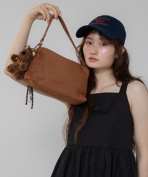 HEILIS（ヘイリス）の「【大人気！HIT ITEM！】ワンハンドルスエードショルダーバッグ / 秋服 春服 冬服 スウェード スクエア ハンドバッグ 韓国 ブラウン ブラック レッド 無地 シンプル カジュアル ファスナー ノームコア シティガール トレンド（ハンドバッグ・レディース・レッド/ブラウン/ブラック/ブルー・FREE）」の20枚目の写真