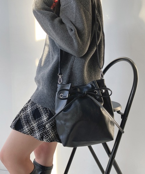 AS KNOW AS plus（アズノゥアズプラス）の「●フェイクレザー リボンショルダーバッグ（ショルダーバッグ・レディース・ベージュ/ブラック/シルバー・FREE）」の2枚目の写真