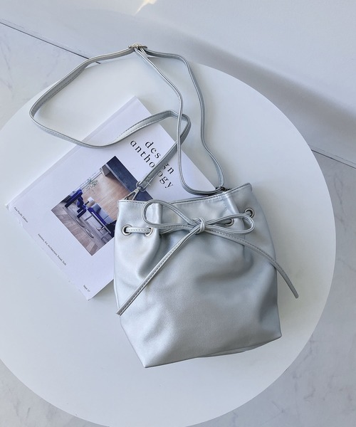 AS KNOW AS plus（アズノゥアズプラス）の「●フェイクレザー リボンショルダーバッグ（ショルダーバッグ・レディース・ベージュ/ブラック/シルバー・FREE）」の8枚目の写真