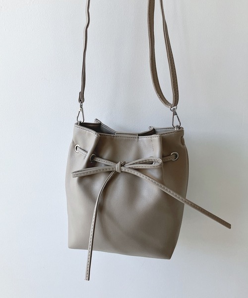 AS KNOW AS plus（アズノゥアズプラス）の「●フェイクレザー リボンショルダーバッグ（ショルダーバッグ・レディース・ベージュ/ブラック/シルバー・FREE）」の9枚目の写真