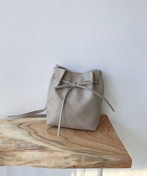 AS KNOW AS plus（アズノゥアズプラス）の「●フェイクレザー リボンショルダーバッグ（ショルダーバッグ・レディース・ベージュ/ブラック/シルバー・FREE）」の10枚目の写真