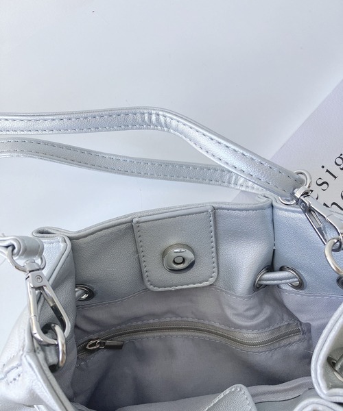 AS KNOW AS plus（アズノゥアズプラス）の「●フェイクレザー リボンショルダーバッグ（ショルダーバッグ・レディース・ベージュ/ブラック/シルバー・FREE）」の5枚目の写真