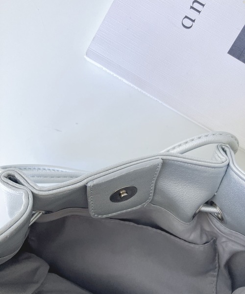 AS KNOW AS plus（アズノゥアズプラス）の「●フェイクレザー リボンショルダーバッグ（ショルダーバッグ・レディース・ベージュ/ブラック/シルバー・FREE）」の4枚目の写真