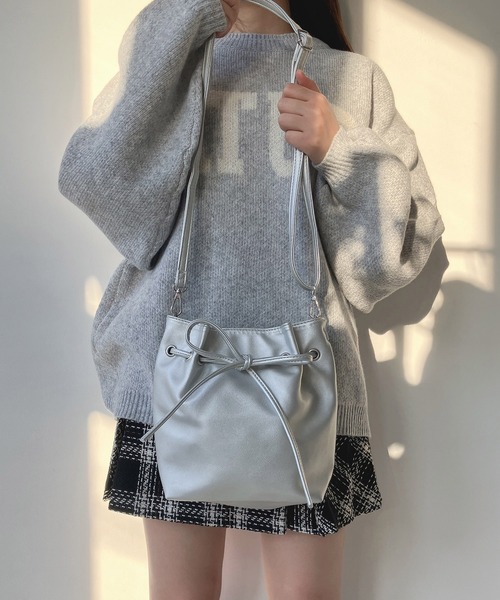 AS KNOW AS plus（アズノゥアズプラス）の「●フェイクレザー リボンショルダーバッグ（ショルダーバッグ・レディース・ベージュ/ブラック/シルバー・FREE）」の16枚目の写真