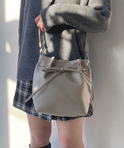 AS KNOW AS plus（アズノゥアズプラス）の「●フェイクレザー リボンショルダーバッグ（ショルダーバッグ・レディース・ベージュ/ブラック/シルバー・FREE）」の15枚目の写真