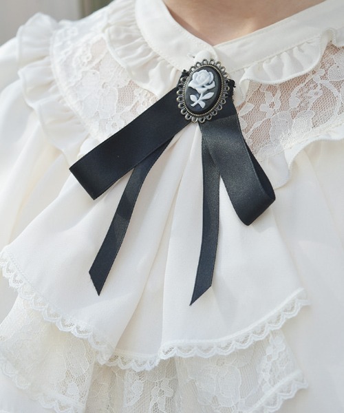 axes femme（アクシーズファム）の「ジャボブローチ付きフリルブラウス（シャツ/ブラウス・レディース・ブラック/ピンク/キナリ・MEDIUM/LARGE）」の7枚目の写真