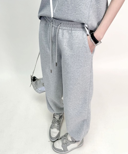 aimoha（アイモハ）の「ドローストリングデザインワイドパンツ（スウェットパンツ・レディース・ブラック/ライトグレー/ピンク/グレー/イエロー/スモークピンク・MEDIUM/LARGE）」の3枚目の写真