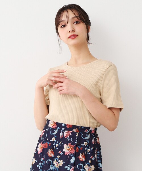 LAURA ASHLEY(ローラアシュレイ)の「【洗える/ストレッチ】アイレット ベーシックカットソー(Tシャツ/カットソー・レディース・オフホワイト/ブラック/ベージュ・38/40)」の1枚目の写真