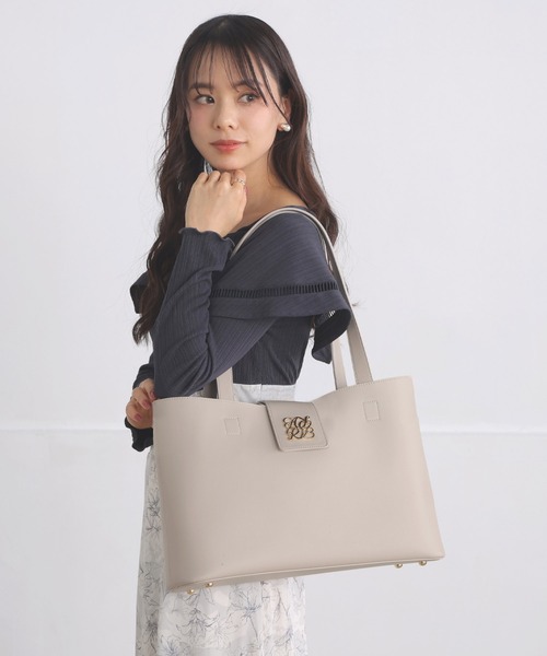 ALTROSE（アルトローズ）の「変形 2way トート A4（トートバッグ・レディース・ブラック/アイボリー/グレイッシュベージュ・FREE）」の7枚目の写真