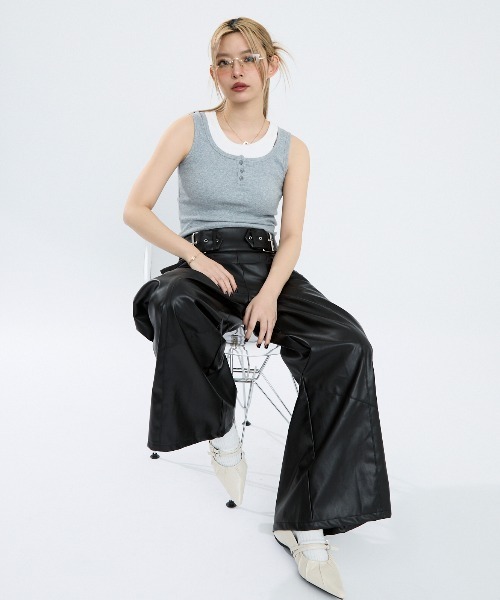 Clum（クルム）の「ベルト付きレザーワイドパンツ（その他パンツ・レディース・ブラック/カーキ・SMALL/MEDIUM）」の4枚目の写真