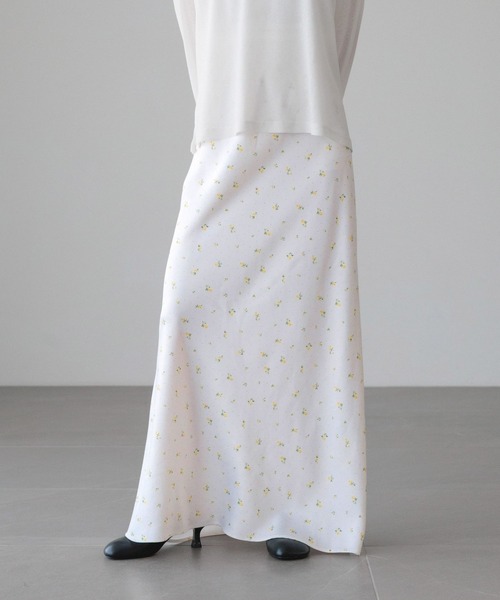 LOWRYS FARM(ローリーズファーム)の「ストレッチサテンスカート 290120(スカート・レディース・ピンク/アイボリー/ブラック/チャコールグレー/ブラウン/レオパード/その他/ブルー/ブラック系その他/ホワイト系その他/ブラウン系その他/グレー/ライム/ブラック系8/ホワイト系7/イエロー/ベージュ系その他/ライトグリーン・SMALL/MEDIUM/LARGE)」の4枚目の写真