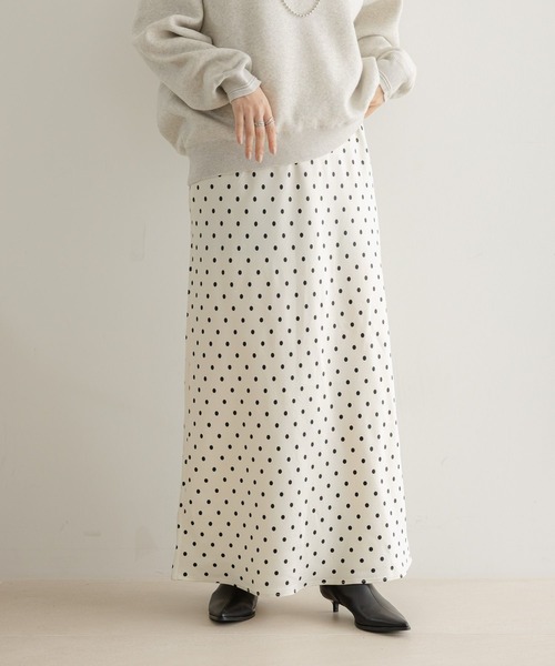 LOWRYS FARM(ローリーズファーム)の「ストレッチサテンスカート 290120(スカート・レディース・ピンク/アイボリー/ブラック/チャコールグレー/ブラウン/レオパード/その他/ブルー/ブラック系その他/ホワイト系その他/ブラウン系その他/グレー/ライム/ブラック系8/ホワイト系7/イエロー/ベージュ系その他/ライトグリーン・SMALL/MEDIUM/LARGE)」の3枚目の写真