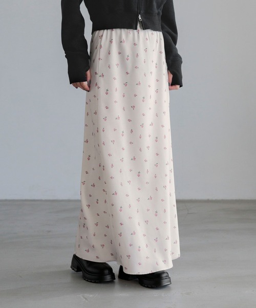 LOWRYS FARM(ローリーズファーム)の「ストレッチサテンスカート 290120(スカート・レディース・ピンク/アイボリー/ブラック/チャコールグレー/ブラウン/レオパード/その他/ブルー/ブラック系その他/ホワイト系その他/ブラウン系その他/グレー/ライム/ブラック系8/ホワイト系7/イエロー/ベージュ系その他/ライトグリーン/ブルー系その他/ダークブラウン系9/ブラック系2/ホワイト系1/ホワイト系その他2/ブラック系その他2・SMALL/MEDIUM/LARGE)」の4枚目の写真