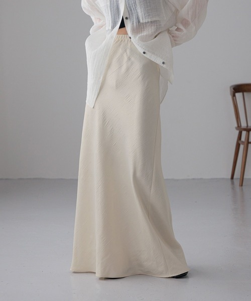 LOWRYS FARM(ローリーズファーム)の「ストレッチサテンスカート 290120(スカート・レディース・ピンク/アイボリー/ブラック/チャコールグレー/ブラウン/レオパード/その他/ブルー/ブラック系その他/ホワイト系その他/ブラウン系その他/グレー/ライム/ブラック系8/ホワイト系7/イエロー/ベージュ系その他/ライトグリーン・SMALL/MEDIUM/LARGE)」の2枚目の写真