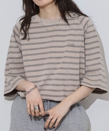 Sunny Smith（サニースミス）の「Sunnysmith ボーダーオーバーダイ ラグランロゴ刺繍Ｔシャツ（Tシャツ/カットソー）」