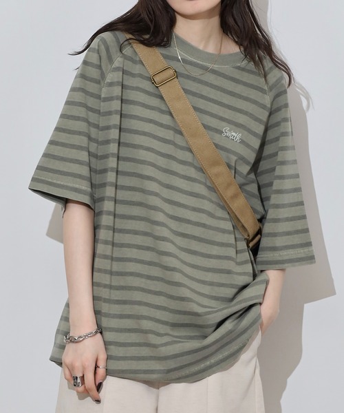 Sunny Smith（サニースミス）の「Sunnysmith ボーダーオーバーダイ ラグランロゴ刺繍Ｔシャツ（Tシャツ/カットソー・メンズ・スミクロ/オリーブ/ベージュ・L/M）」の3枚目の写真