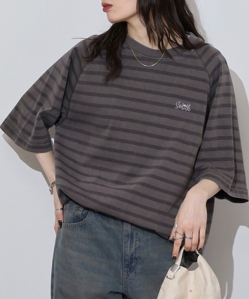 Sunny Smith（サニースミス）の「Sunnysmith ボーダーオーバーダイ ラグランロゴ刺繍Ｔシャツ（Tシャツ/カットソー・メンズ・スミクロ/オリーブ/ベージュ・L/M）」の2枚目の写真