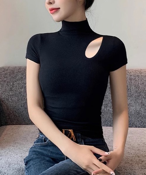 2ly2(トゥーリートゥー)の「韓国風スタイルに◎ハイネックショルダースリットT(Tシャツ/カットソー・レディース・ホワイト/ブラック・FREE)」の3枚目の写真