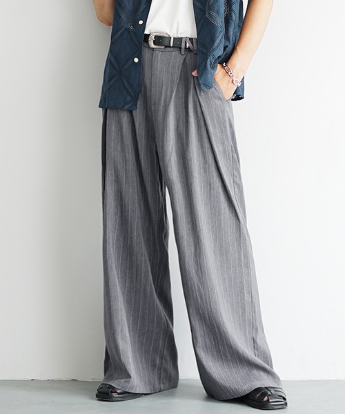 MinoriTY(マイノリティ)の「【MinoriTY】シャドウストライプダブルタックバギースラックスワイドパンツ(スラックス・メンズ・ネイビー/ベージュ/チャコール/ブラック・S/M/L)」の2枚目の写真