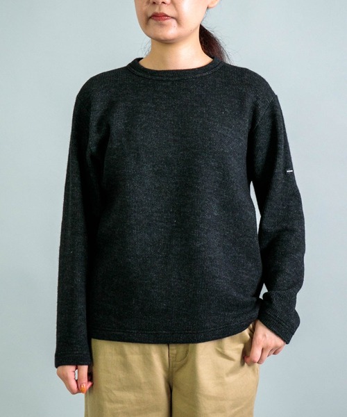 OMNIGOD（オムニゴッド）の「[OMNIGOD womens / オムニゴッド] 接結ウール クルーネックセーター（ニット/セーター・レディース・ネイビー/チャコール/グレー・3/2）」の2枚目の写真