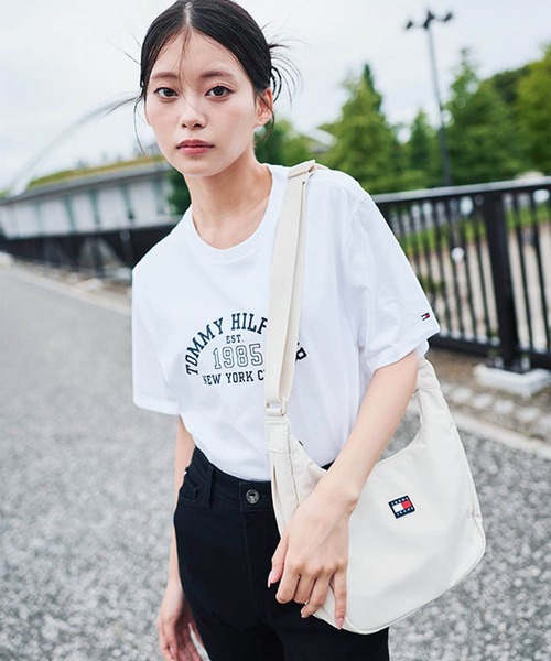 tommy jeans(トミー ジーンズ)の「【IVE Wonyoung / ウォニョン着用】アーバンクロスボディバッグ(ショルダーバッグ・レディース・ベージュ/パープル系その他/パープル・FREE)」の1枚目の写真