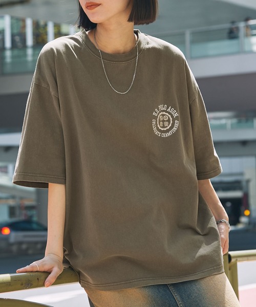 U.S. POLO ASSN.(ユーエスポロアッスン)の「U.S. POLO ASSN. /ユーエスポロアッスン 別注 サークルロゴ刺繍 ピグメント半袖Tシャツ(Tシャツ/カットソー・メンズ・ブラック/ブラウン/レッド/ネイビー・M/L)」の2枚目の写真