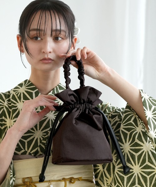 utatane(ウタタネ)の「巾着バッグ レザー調コード utatane 日本製 ブラウン(ハンドバッグ・レディース・ブラウン・FREE)」の2枚目の写真